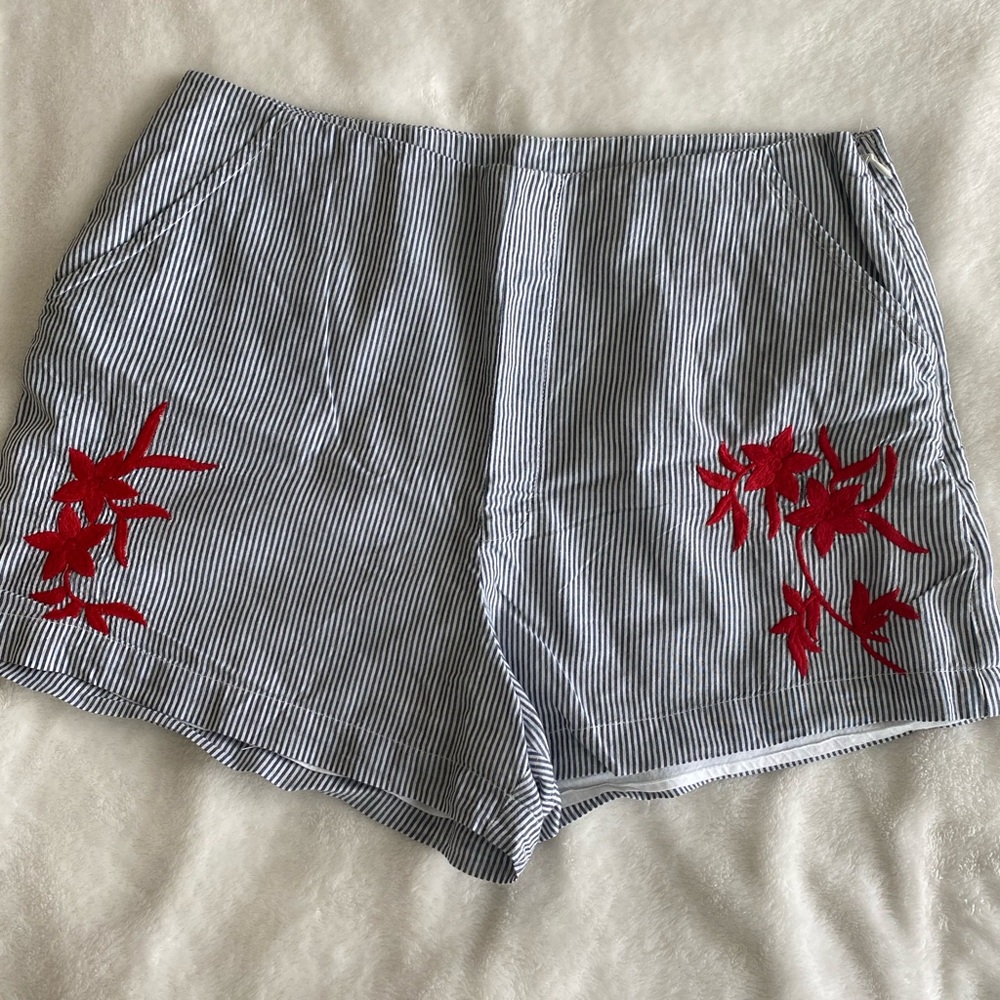 Stripe blue and white shorts with red accents sz M